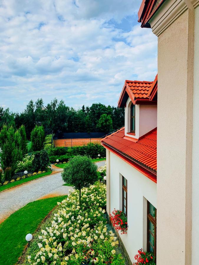 Dwor Karwacz Bed and Breakfast Przasnysz Buitenkant foto