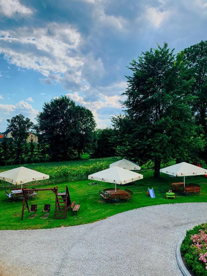 Dwor Karwacz Bed and Breakfast Przasnysz Buitenkant foto