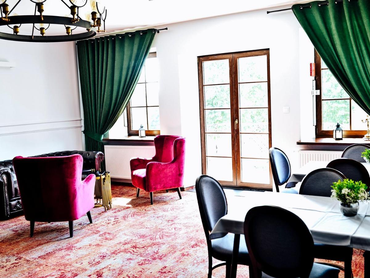 Dwor Karwacz Bed and Breakfast Przasnysz Buitenkant foto