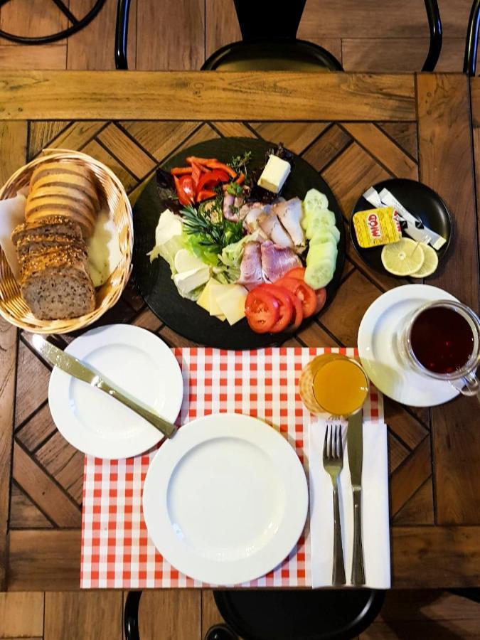 Dwor Karwacz Bed and Breakfast Przasnysz Buitenkant foto